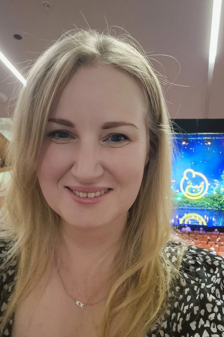 Herdle founder Carmen at a live show